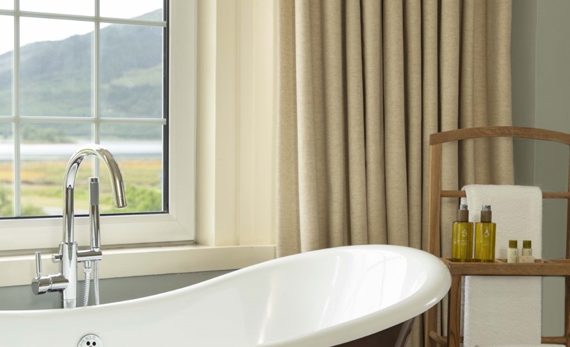 Glencoe Inn Loch View Feature Suite Bath 116