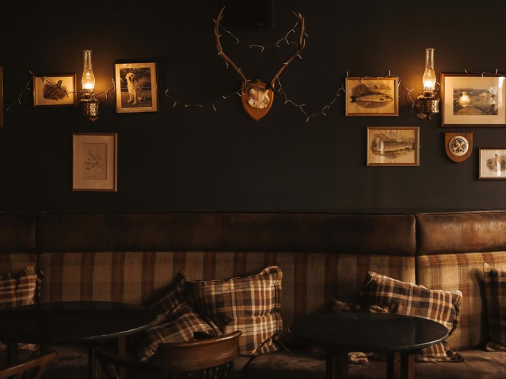Balmoral Arms The Ghillies Bar00006